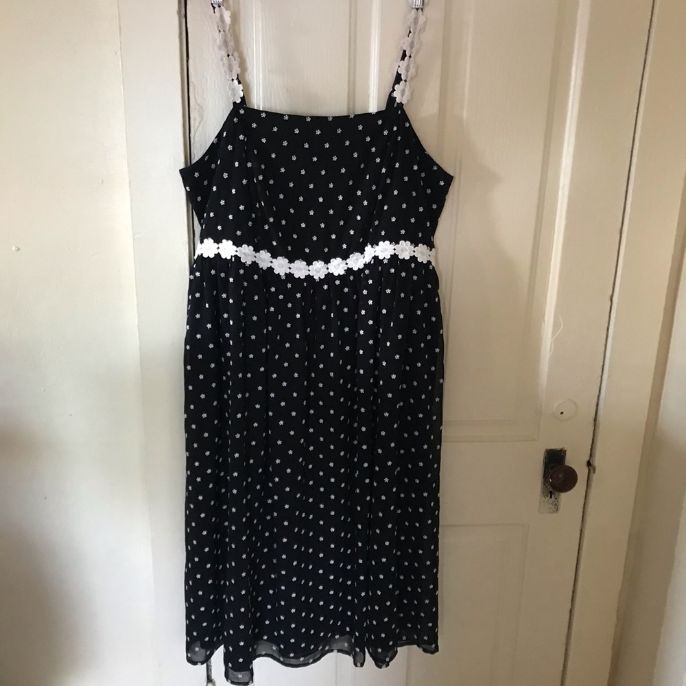 Black and white daisy midi dress